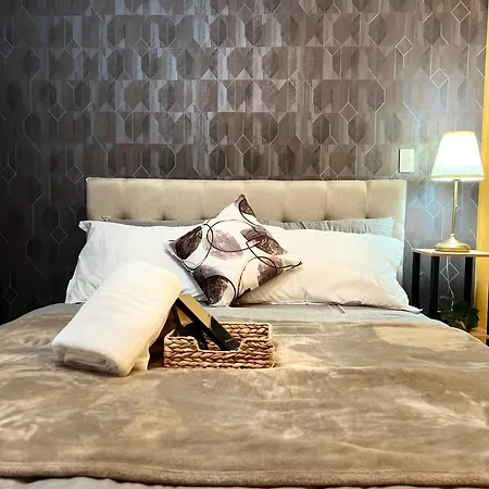Aesthetic 1Br Across Uptown Mall Bgc