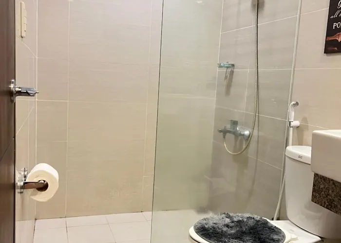 Aesthetic 1br Across Uptown Mall Bgc Apartahotel