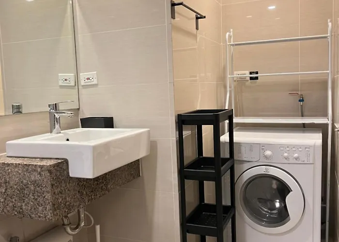Aesthetic 1br Across Uptown Mall Bgc Manila