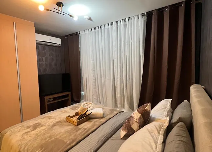 Aesthetic 1br Across Uptown Mall Bgc Apartahotel *
