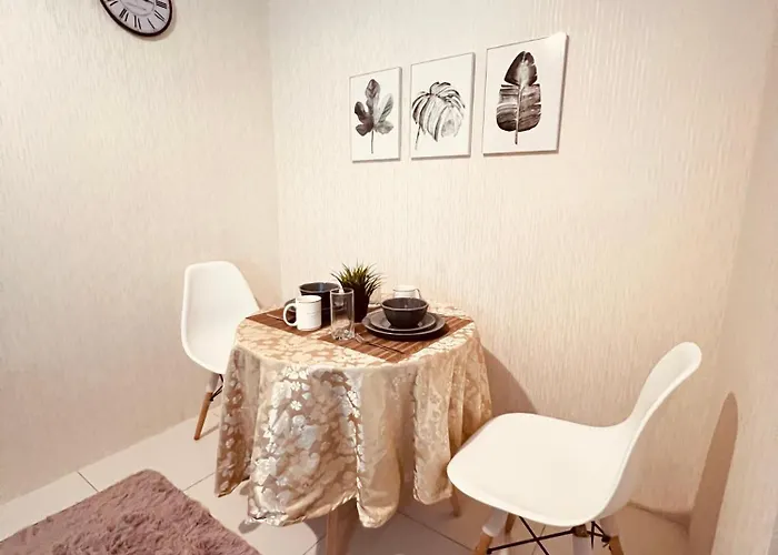Aesthetic 1br Across Uptown Mall Bgc *